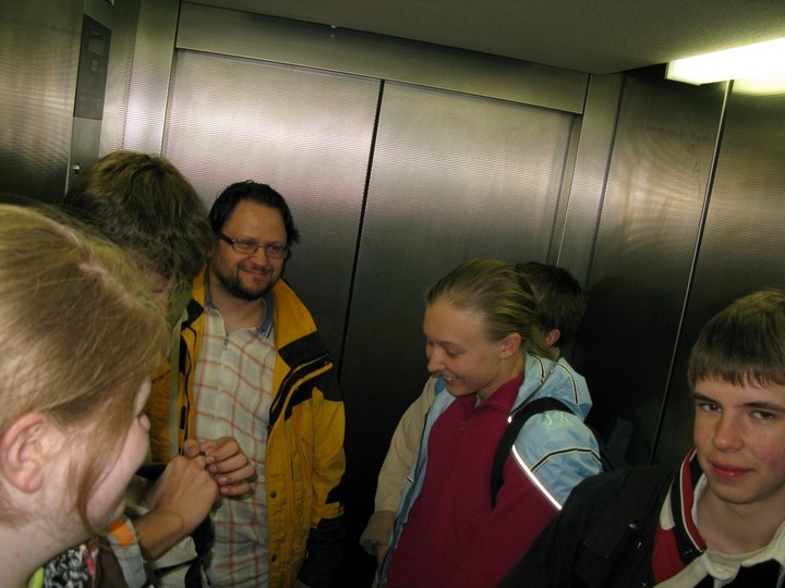 Catwicki lennujaama liftis lõksus